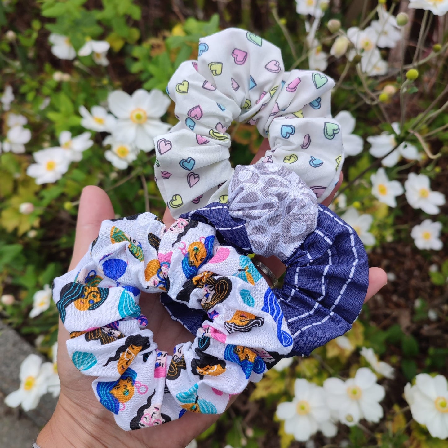 Adopte un chouchou upcyclé. Large gamme d'accessoires pour cheveux. Des Chouchous aux Bandeaux à Cheveux, pour crinière fournie ou chevelure clairsemée