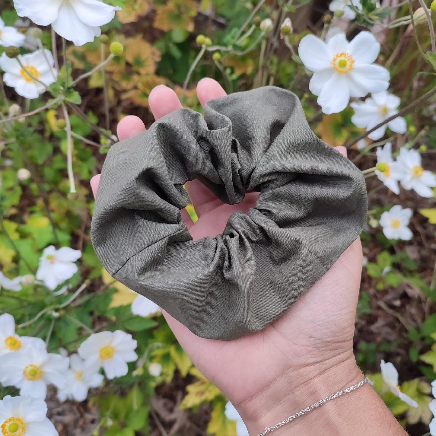 Adopte un chouchou upcyclé. Large gamme d'accessoires pour cheveux. Des Chouchous aux Bandeaux à Cheveux, pour crinière fournie ou chevelure clairsemée