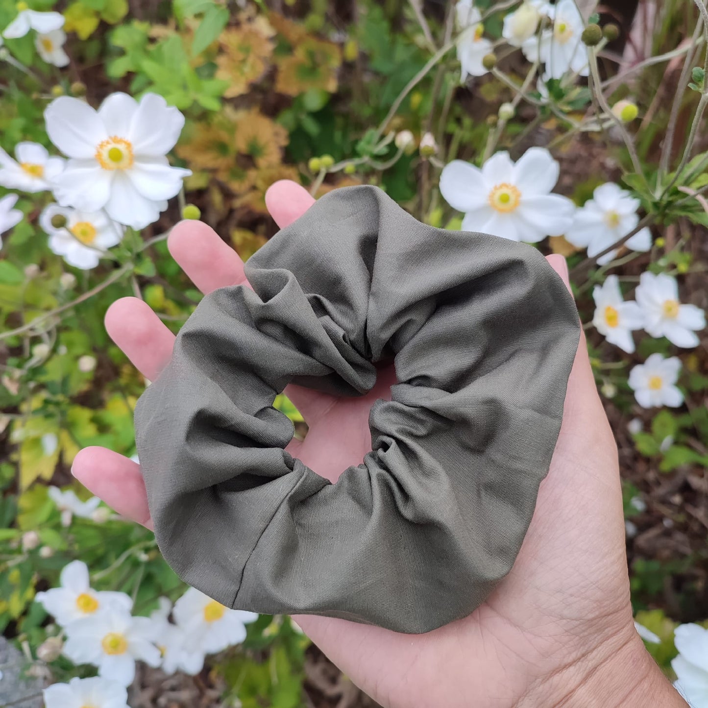 Adopte un chouchou upcyclé. Large gamme d'accessoires pour cheveux. Des Chouchous aux Bandeaux à Cheveux, pour crinière fournie ou chevelure clairsemée