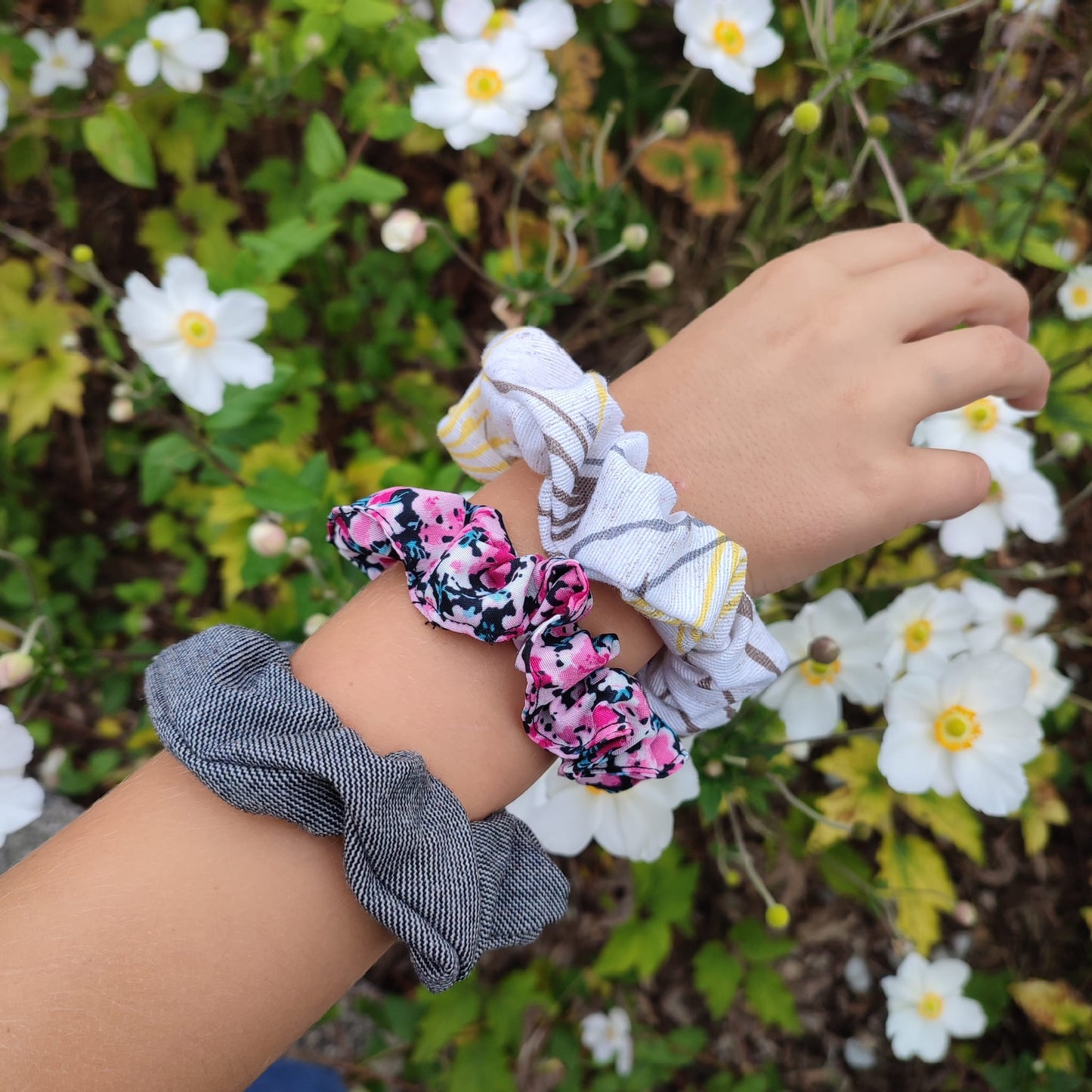 Adopte un chouchou upcyclé. Large gamme d'accessoires pour cheveux. Des Chouchous aux Bandeaux à Cheveux, pour crinière fournie ou chevelure clairsemée