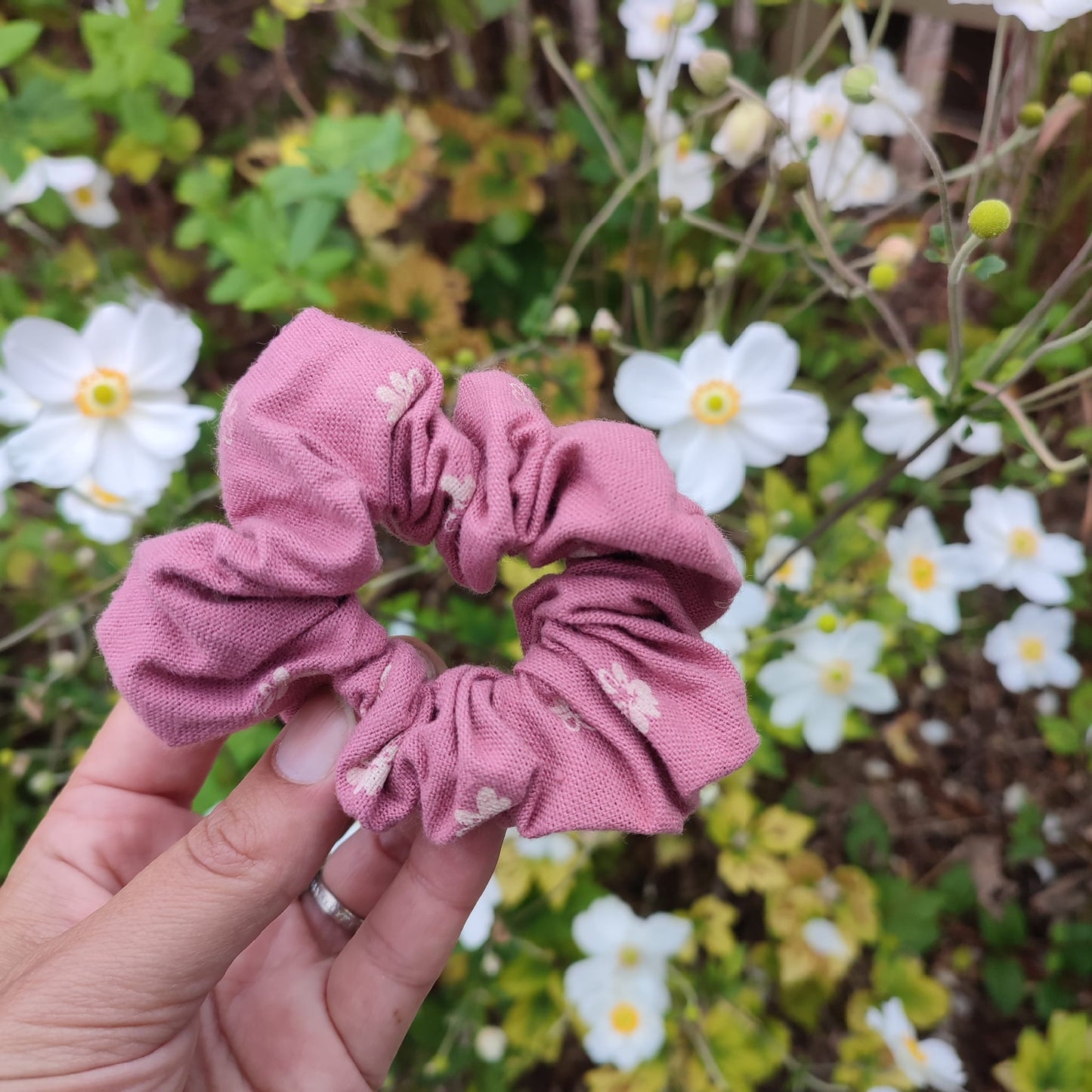 Adopte un chouchou upcyclé. Large gamme d'accessoires pour cheveux. Des Chouchous aux Bandeaux à Cheveux, pour crinière fournie ou chevelure clairsemée