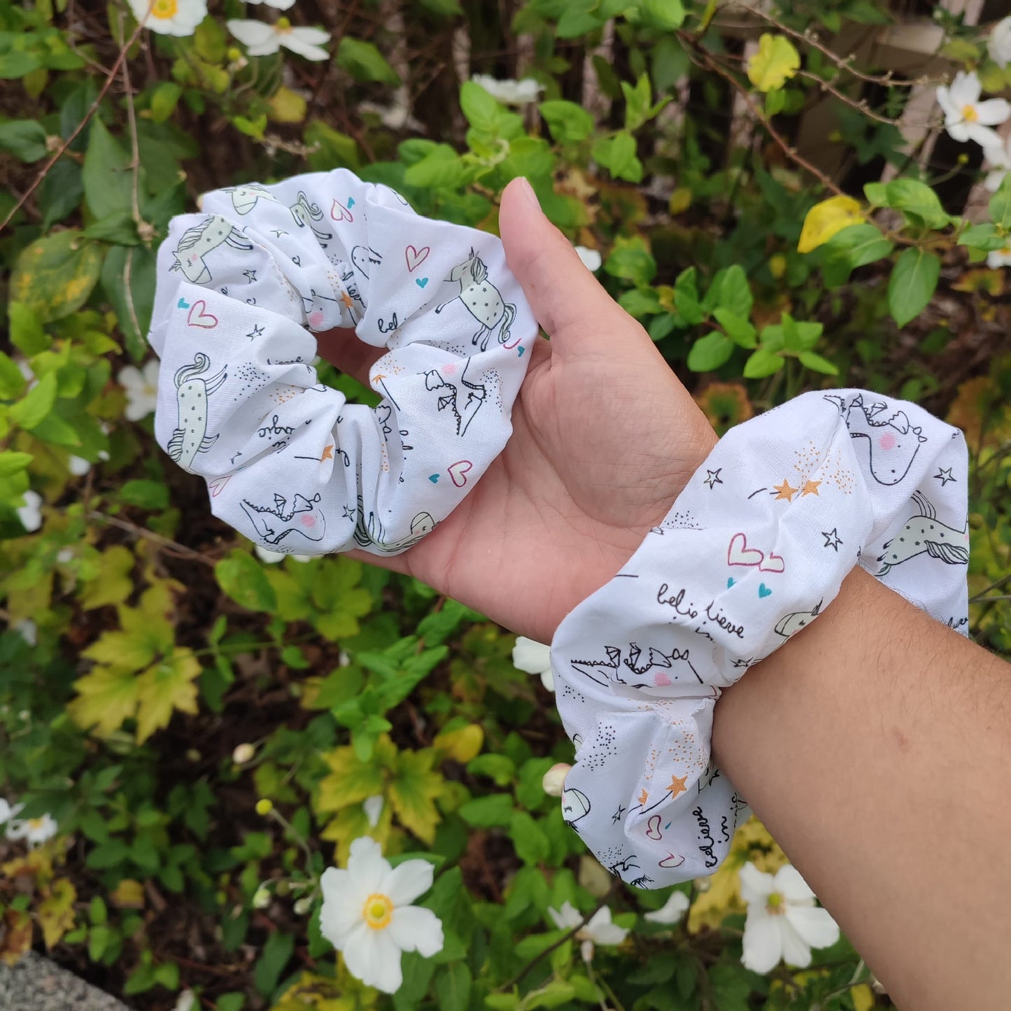 Adopte un chouchou upcyclé. Large gamme d'accessoires pour cheveux. Des Chouchous aux Bandeaux à Cheveux, pour crinière fournie ou chevelure clairsemée