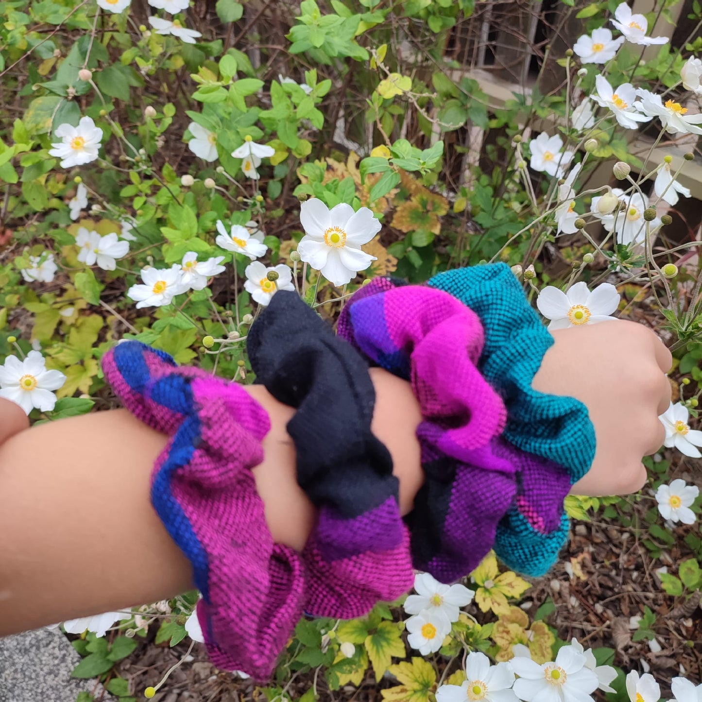 Adopte un chouchou upcyclé. Large gamme d'accessoires pour cheveux. Des Chouchous aux Bandeaux à Cheveux, pour crinière fournie ou chevelure clairsemée