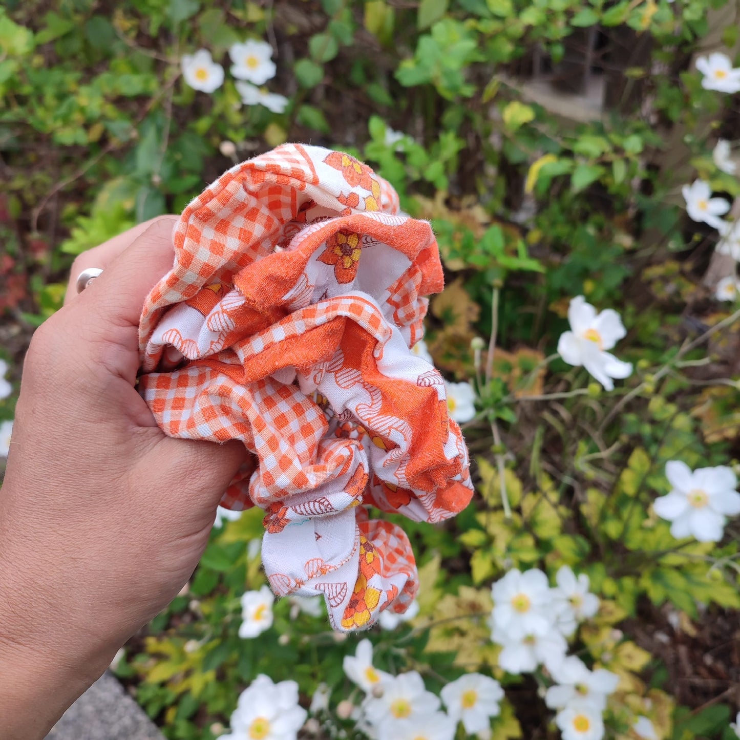 Adopte un chouchou upcyclé. Large gamme d'accessoires pour cheveux. Des Chouchous aux Bandeaux à Cheveux, pour crinière fournie ou chevelure clairsemée