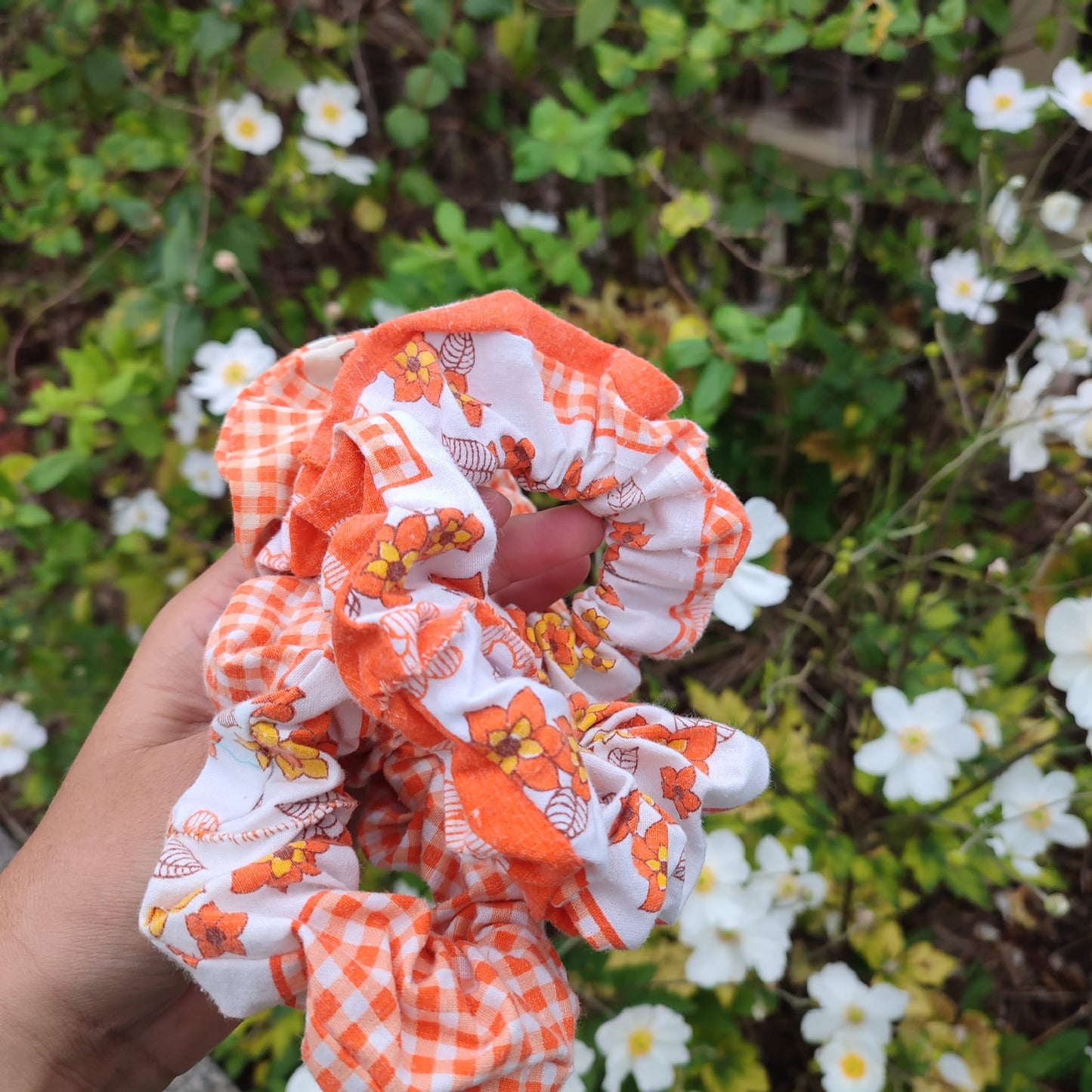 Adopte un chouchou upcyclé. Large gamme d'accessoires pour cheveux. Des Chouchous aux Bandeaux à Cheveux, pour crinière fournie ou chevelure clairsemée