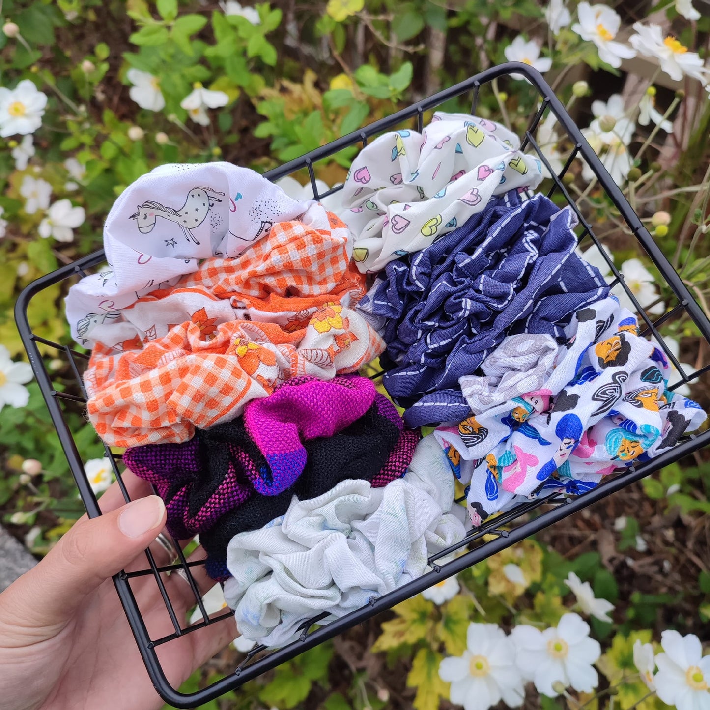 Adopte un chouchou upcyclé. Large gamme d'accessoires pour cheveux. Des Chouchous aux Bandeaux à Cheveux, pour crinière fournie ou chevelure clairsemée