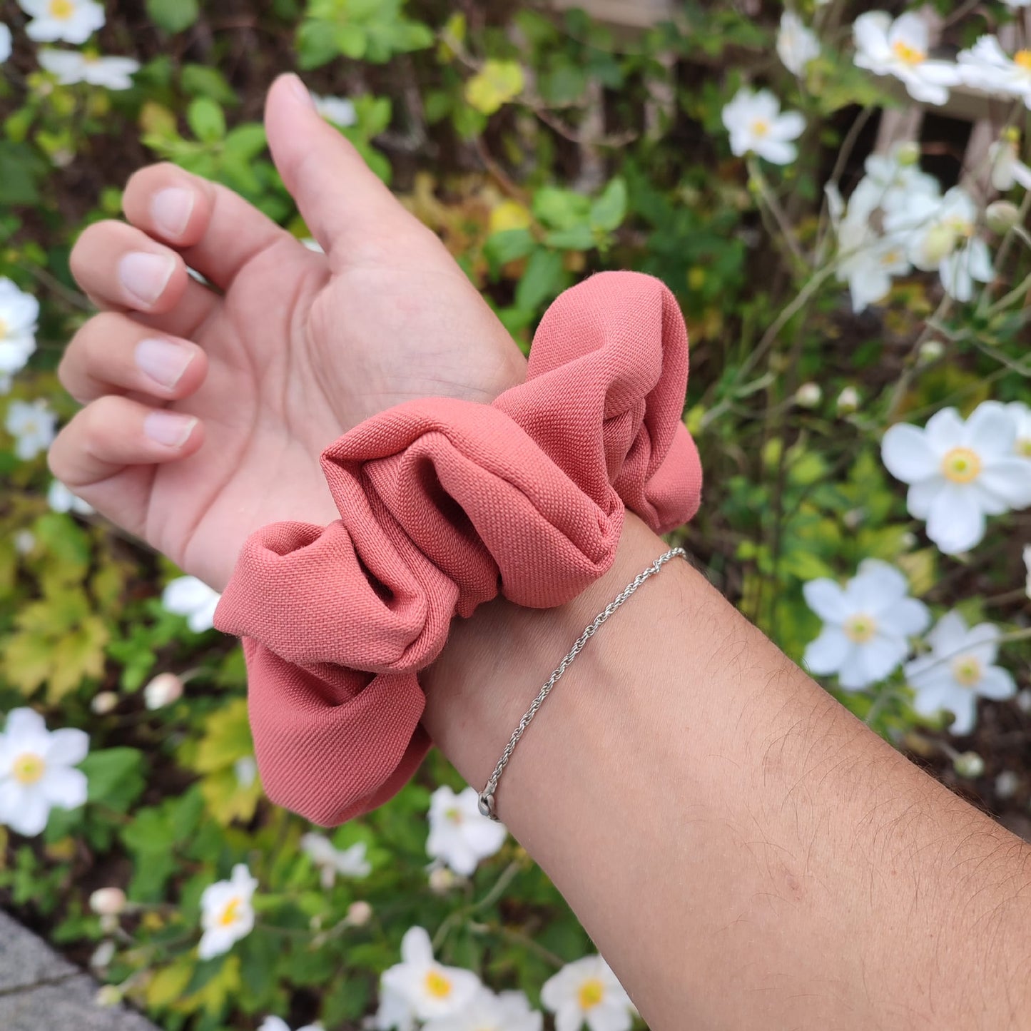 Adopte un chouchou upcyclé. Large gamme d'accessoires pour cheveux. Des Chouchous aux Bandeaux à Cheveux, pour crinière fournie ou chevelure clairsemée