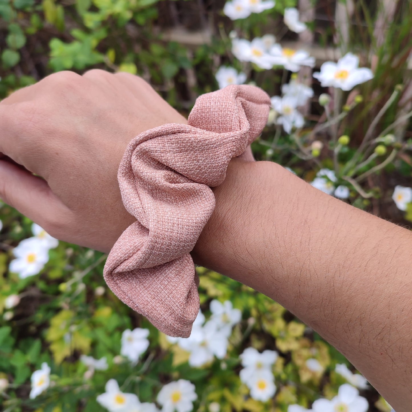 Adopte un chouchou upcyclé. Large gamme d'accessoires pour cheveux. Des Chouchous aux Bandeaux à Cheveux, pour crinière fournie ou chevelure clairsemée