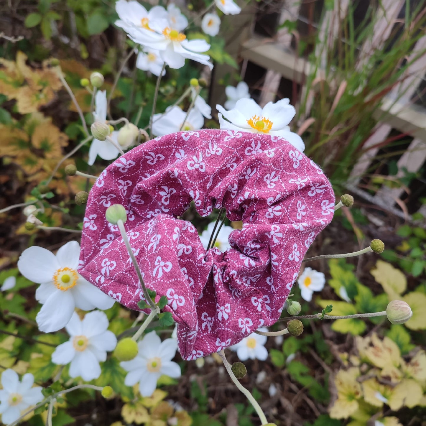Adopte un chouchou upcyclé. Large gamme d'accessoires pour cheveux. Des Chouchous aux Bandeaux à Cheveux, pour crinière fournie ou chevelure clairsemée