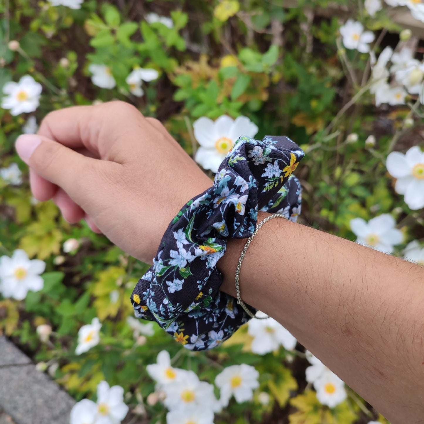 Adopte un chouchou upcyclé. Large gamme d'accessoires pour cheveux. Des Chouchous aux Bandeaux à Cheveux, pour crinière fournie ou chevelure clairsemée