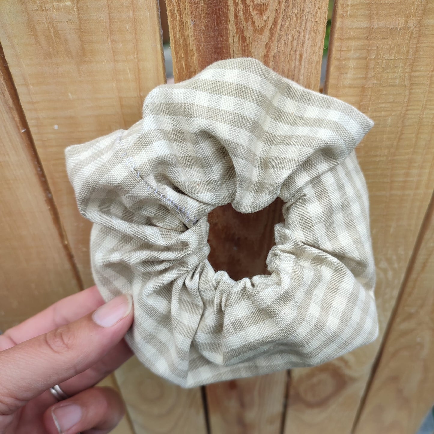 Adopte un chouchou upcyclé. Large gamme d'accessoires pour cheveux. Des Chouchous aux Bandeaux à Cheveux, pour crinière fournie ou chevelure clairsemée