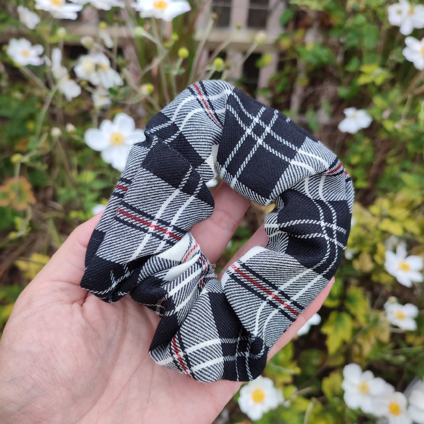 Adopte un chouchou upcyclé. Large gamme d'accessoires pour cheveux. Des Chouchous aux Bandeaux à Cheveux, pour crinière fournie ou chevelure clairsemée
