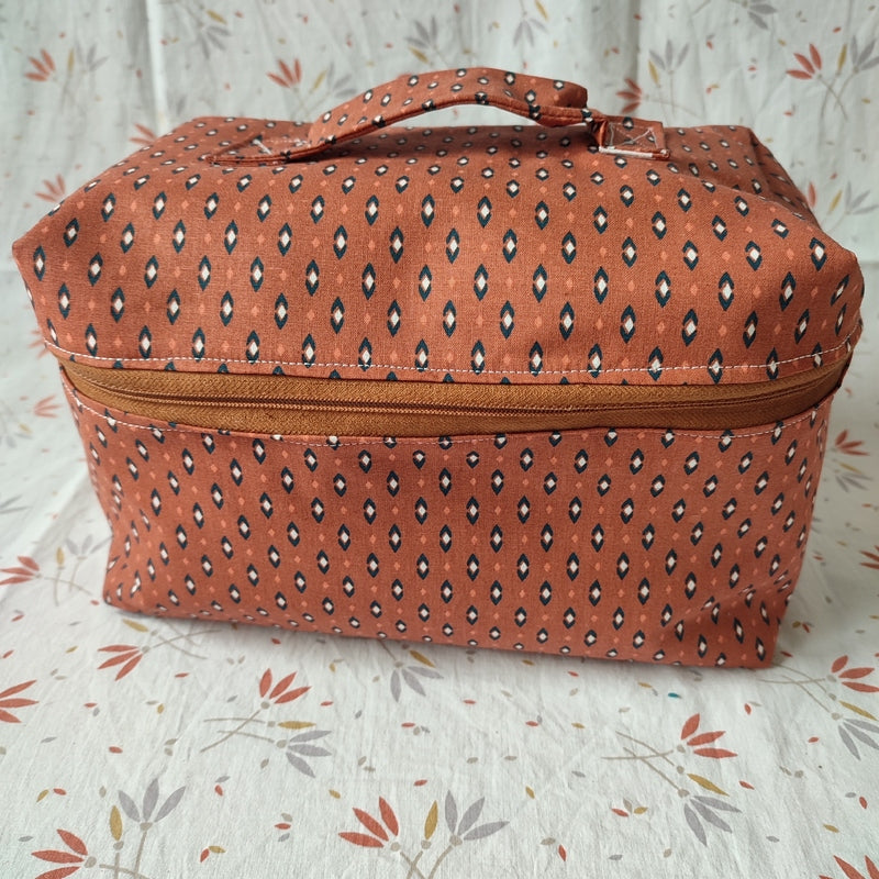 Le compromis une trousse de toilette zippée pour ranger et transporter les cosmétiques et produits de beauté en voyage