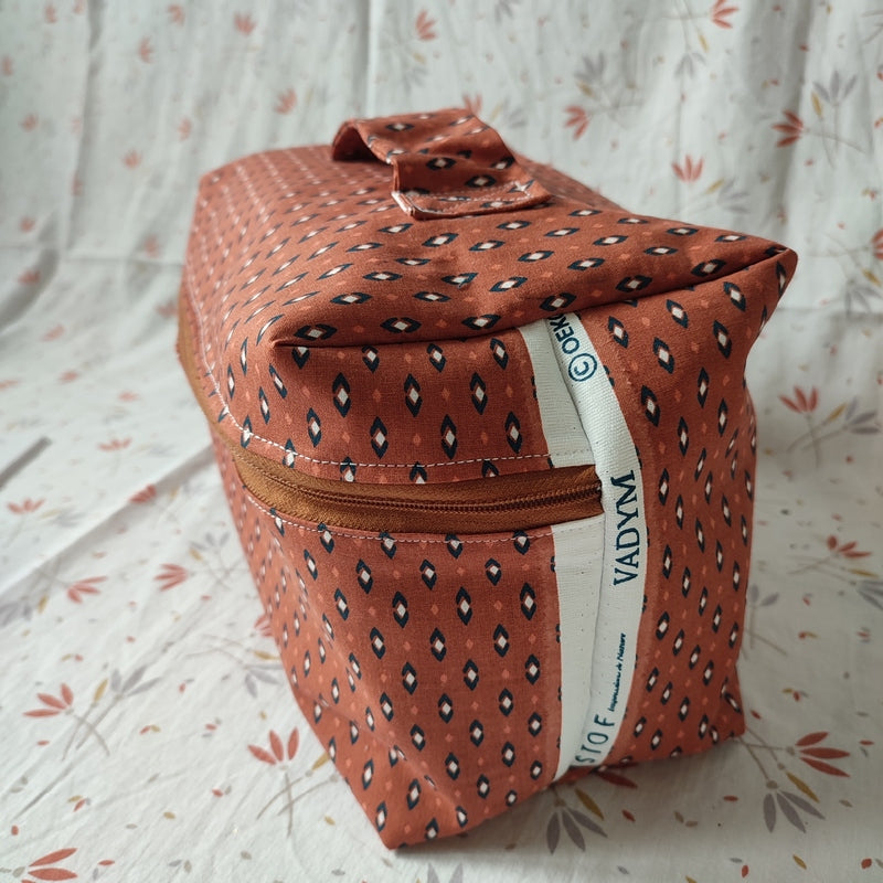 Le compromis une trousse de toilette zippée pour ranger et transporter les cosmétiques et produits de beauté en voyage