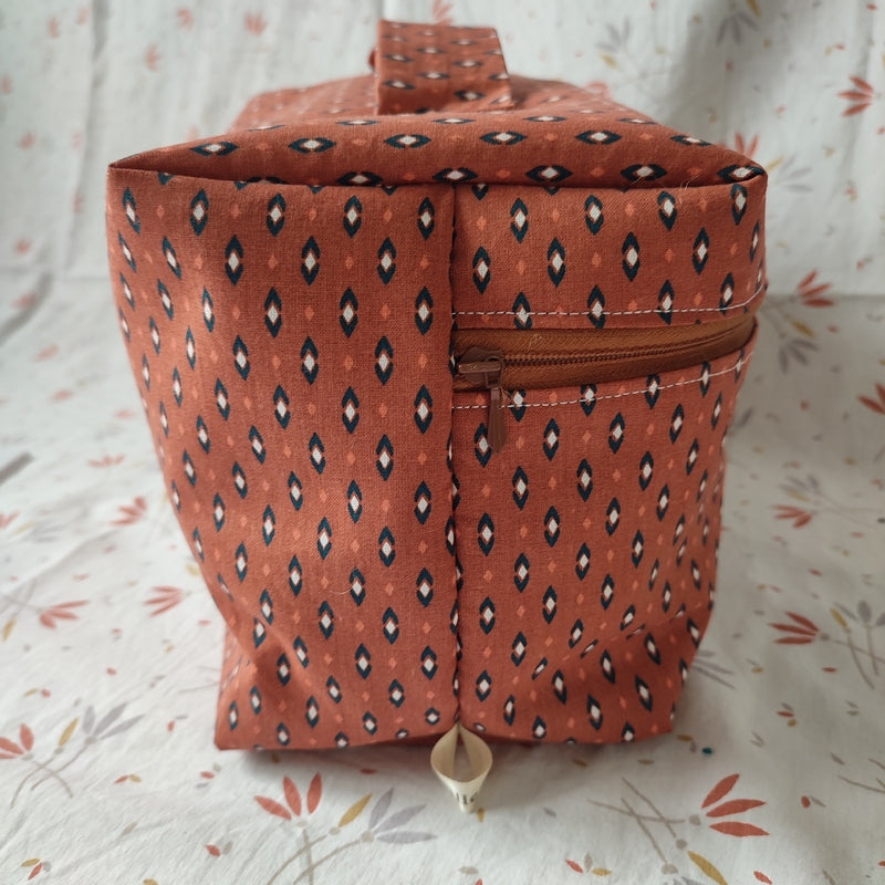 Le compromis une trousse de toilette zippée pour ranger et transporter les cosmétiques et produits de beauté en voyage