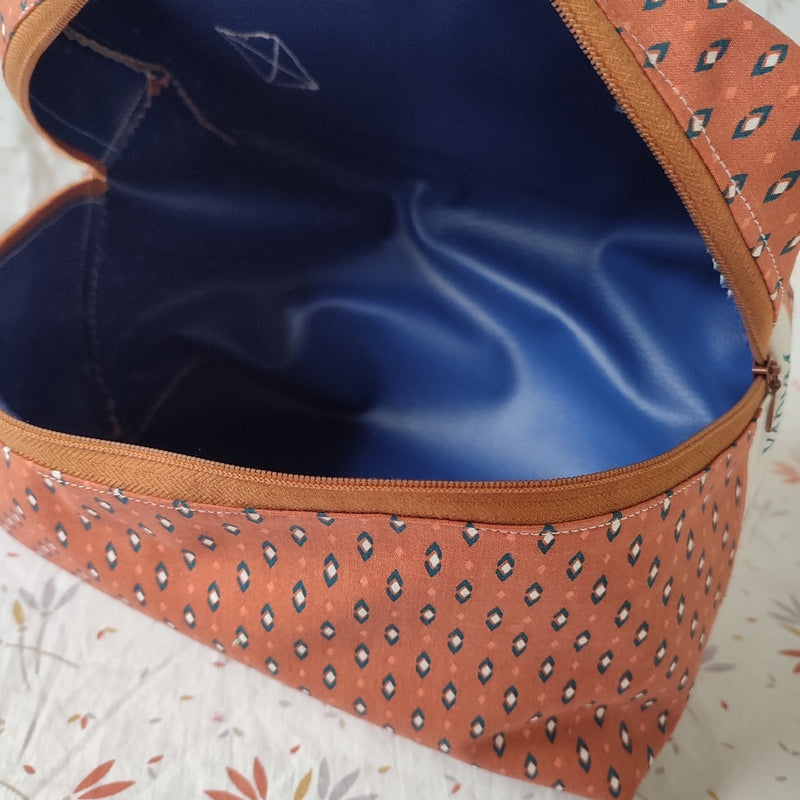 Le compromis une trousse de toilette zippée pour ranger et transporter les cosmétiques et produits de beauté en voyage