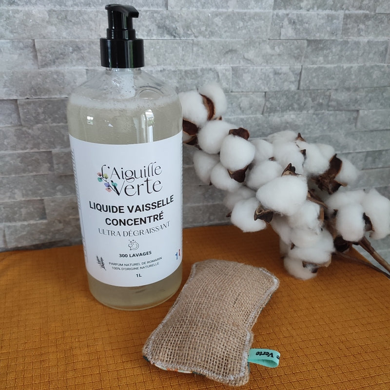 Liquide vaisselle ultra dégraissant et concentré au parfum naturel de romarin 300 lavages 6 mois de vaisselle