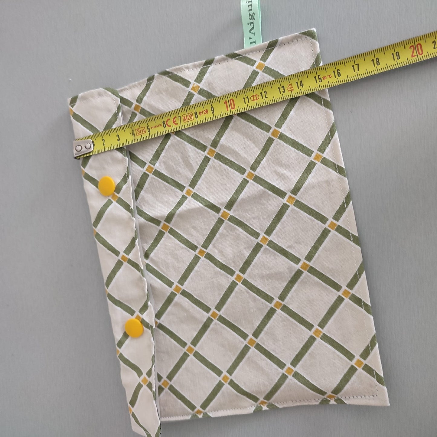 Pochette lavable réutilisable pour emballer et emporter votre goûter, sandwich, gâteau, fruit … Résistante, pliable : pratique !