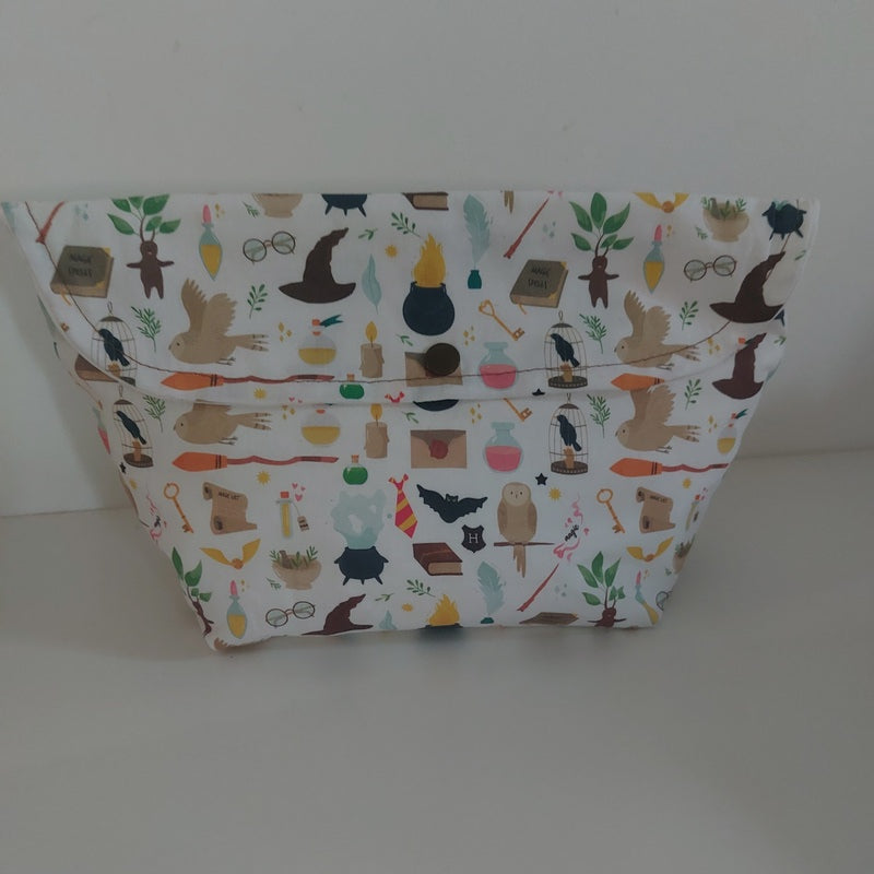 Trousse rangement maquillage pochette accessoire de voyage ou trousse pour les fournitures scolaires et le matériel d'art à zip ou à pression format moyen et nomade facilement