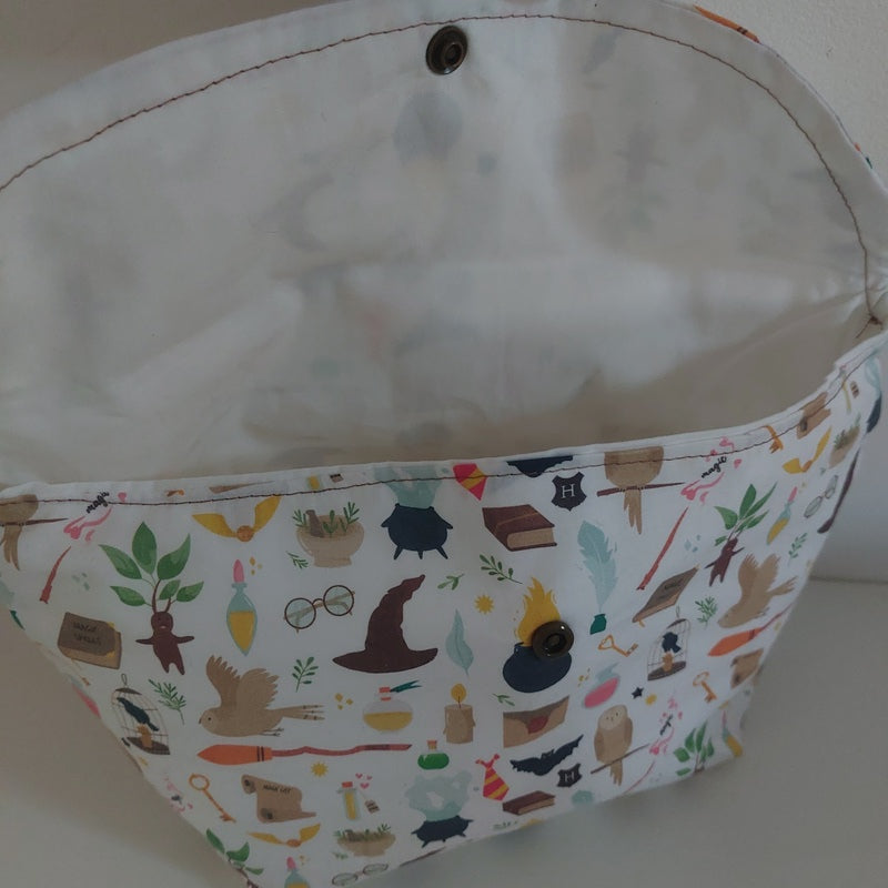Trousse rangement maquillage pochette accessoire de voyage ou trousse pour les fournitures scolaires et le matériel d'art à zip ou à pression format moyen et nomade facilement