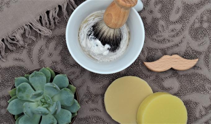 savon de rasage artisanal
savon de rasage bio
savon de rasage solide
savon à raser naturel
savon de rasage au cèdre
savon de rasage surgras
savon à raser écologique
alternative mousse à raser
savon de rasage peau sensible
savon de rasage fait main
savon de rasage fabriqué en France
savon de rasage homme
savon de rasage zéro déchet
savon de rasage hydratant
rasage naturel et écologique
savon de rasage sans produits chimiques
savon de rasage aux huiles essentielles normandes