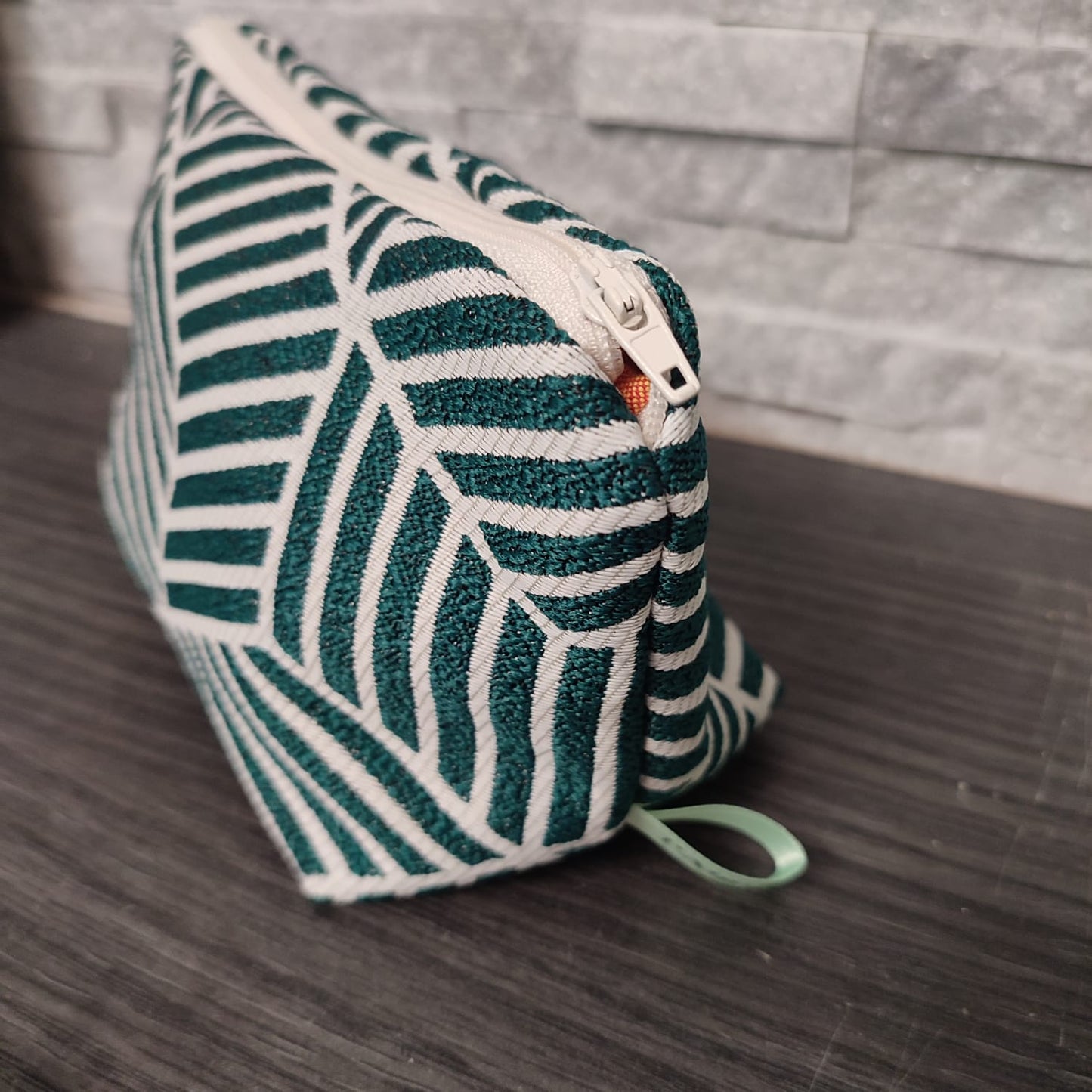 Trousse rangement maquillage pochette accessoire de voyage ou trousse pour les fournitures scolaires et le matériel d'art à zip ou à pression format moyen et nomade facilement