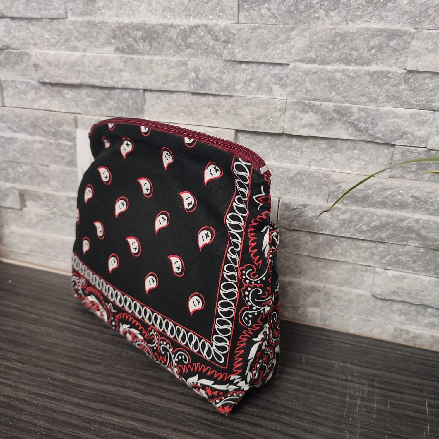Trousse rangement maquillage pochette accessoire de voyage ou trousse pour les fournitures scolaires et le matériel d'art à zip ou à pression format moyen et nomade facilement