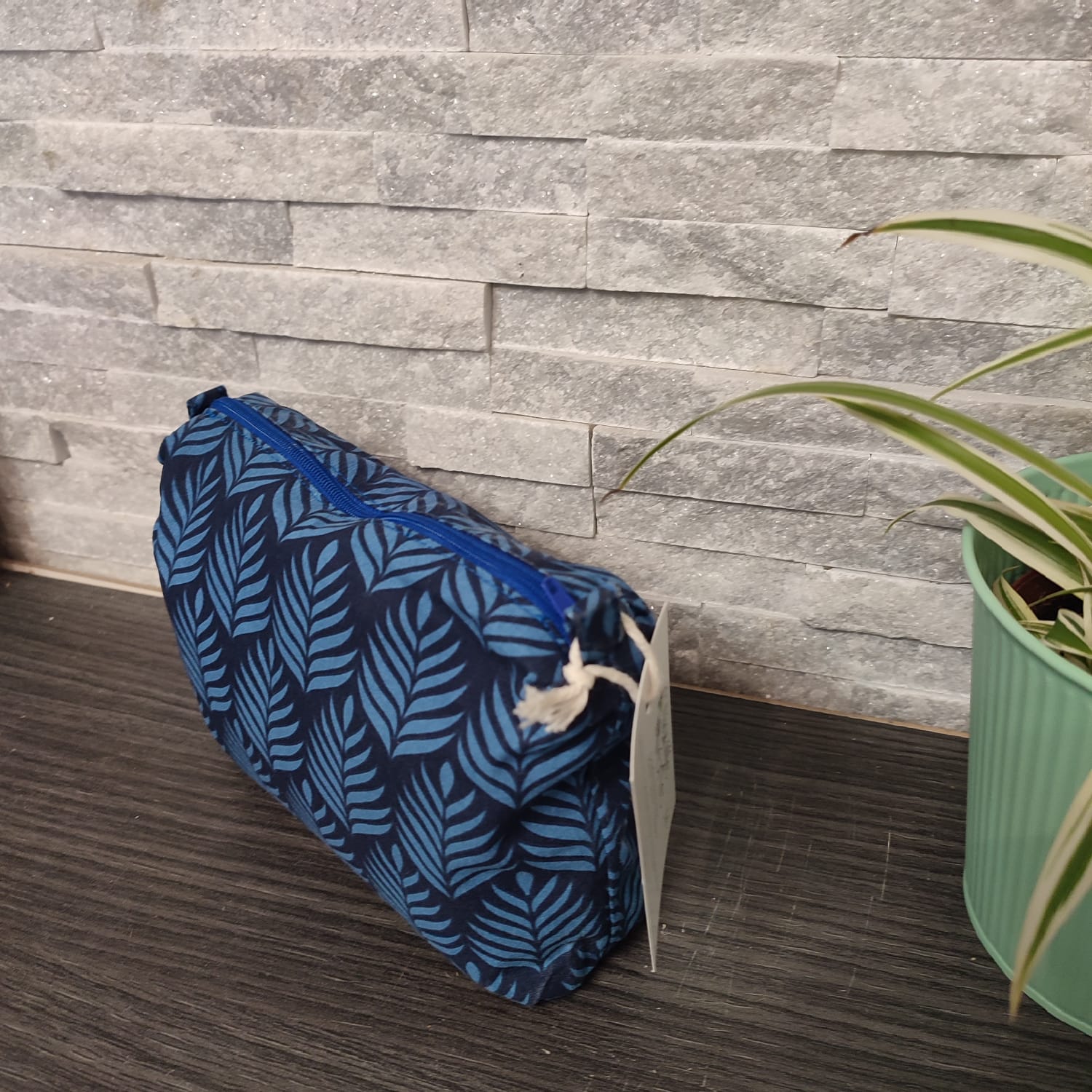 Trousse rangement maquillage pochette accessoire de voyage ou trousse pour les fournitures scolaires et le matériel d'art à zip ou à pression format moyen et nomade facilement
