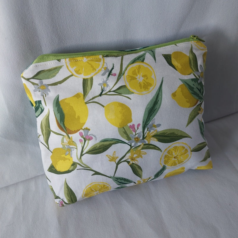 Trousse rangement maquillage pochette accessoire de voyage ou trousse pour les fournitures scolaires et le matériel d'art à zip ou à pression format moyen et nomade facilement