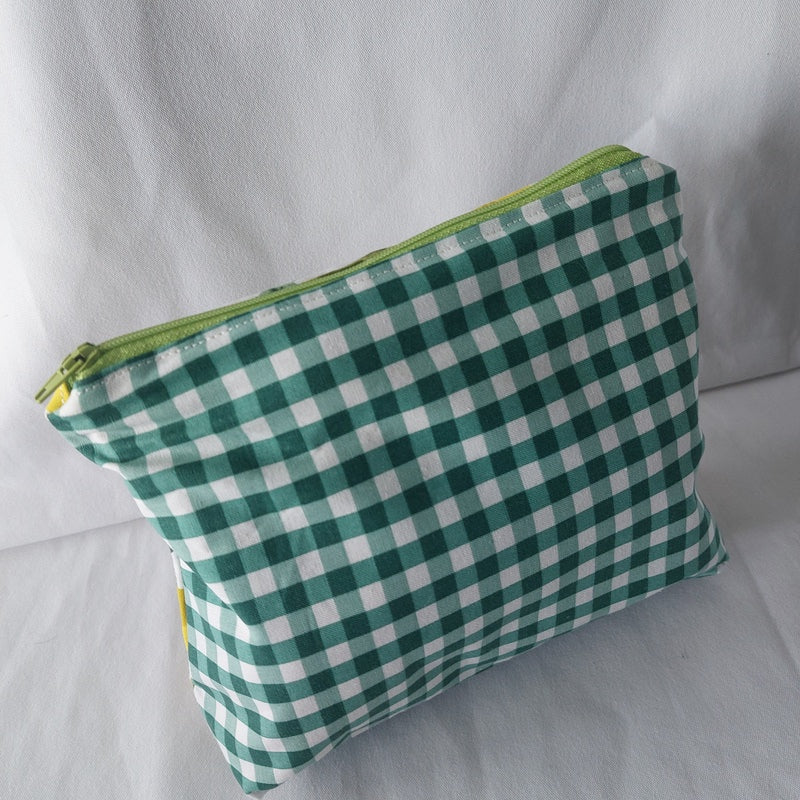 Trousse rangement maquillage pochette accessoire de voyage ou trousse pour les fournitures scolaires et le matériel d'art à zip ou à pression format moyen et nomade facilement