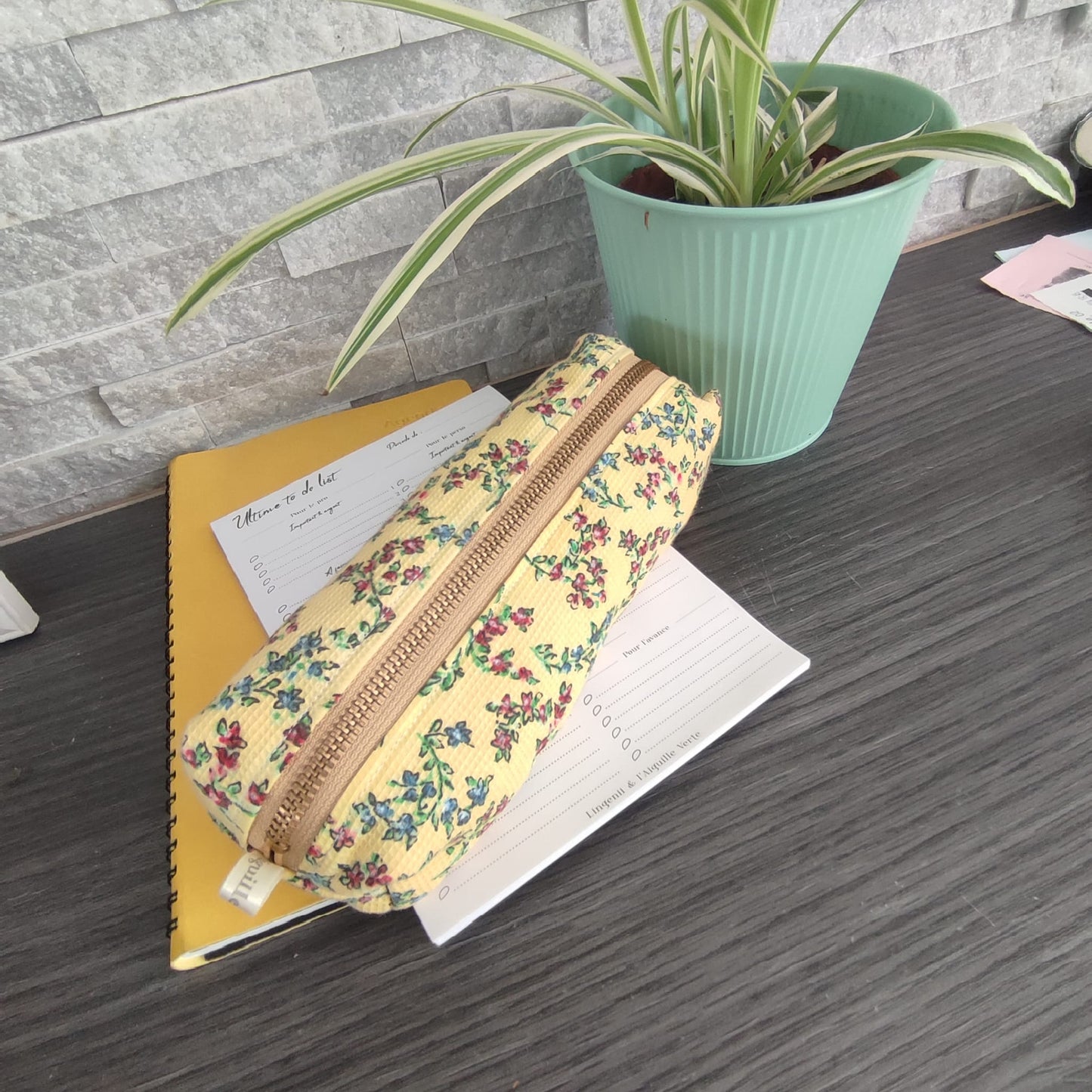 La trousse carrée : trousse d'école ou trousse à maquillage, de toilette à trésors, bref un indispensable voyage