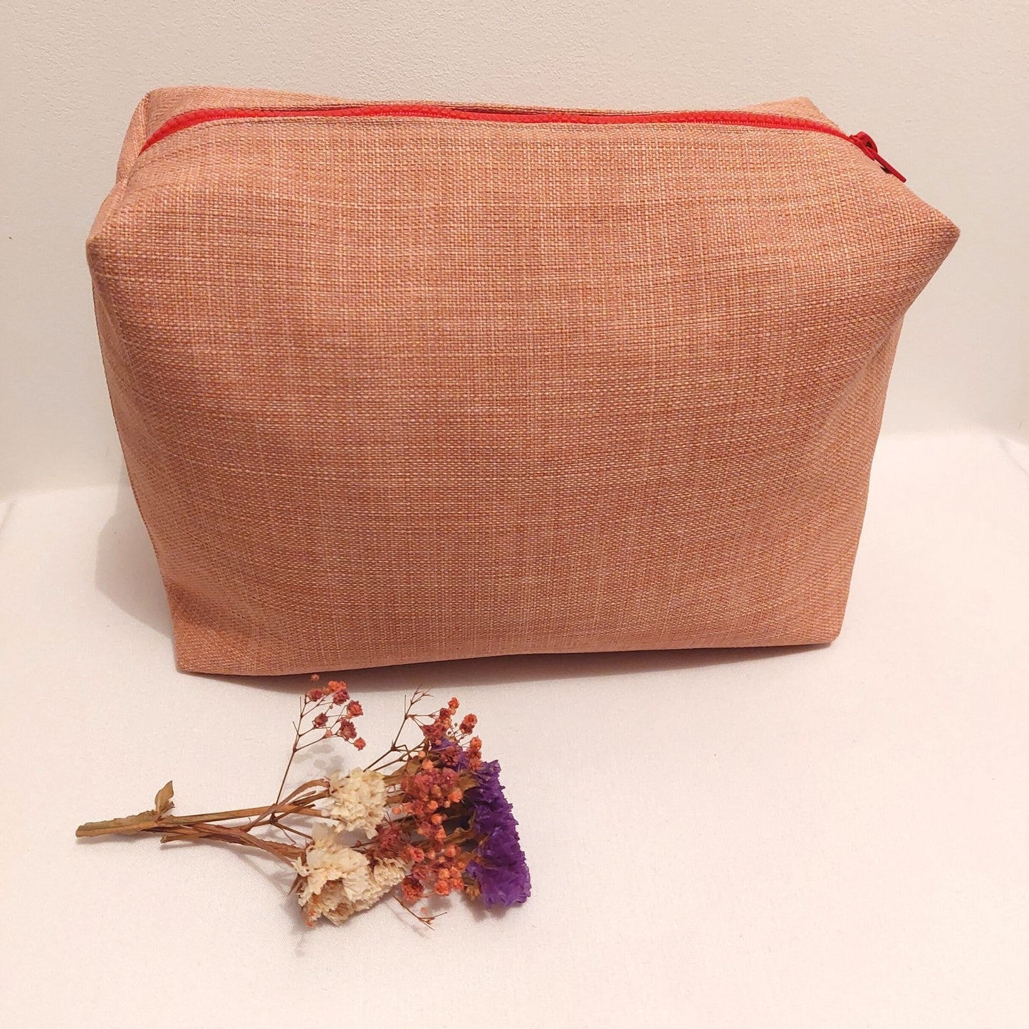 Le compromis une trousse de toilette zippée pour ranger et transporter les cosmétiques et produits de beauté en voyage