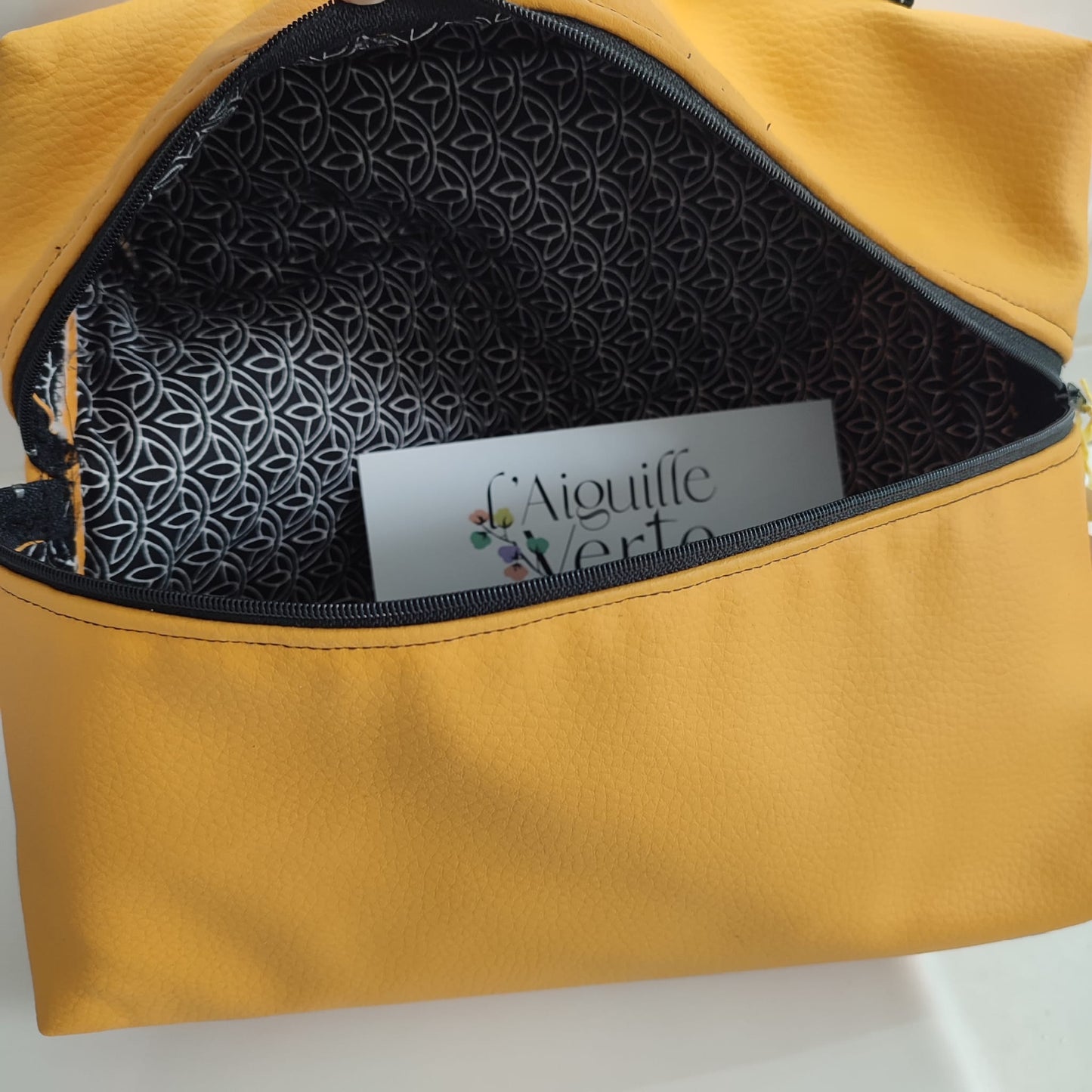 Le compromis une trousse de toilette zippée pour ranger et transporter les cosmétiques et produits de beauté en voyage
