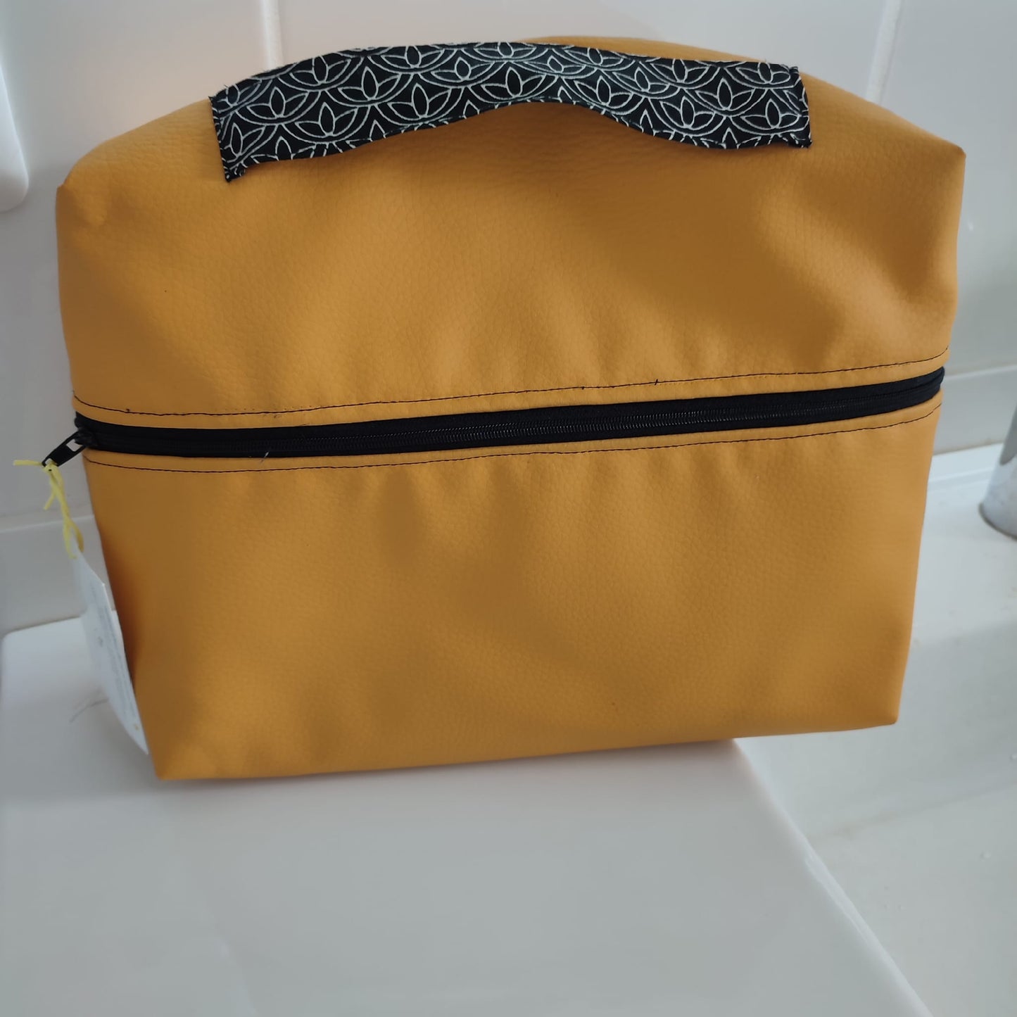 Le compromis une trousse de toilette zippée pour ranger et transporter les cosmétiques et produits de beauté en voyage