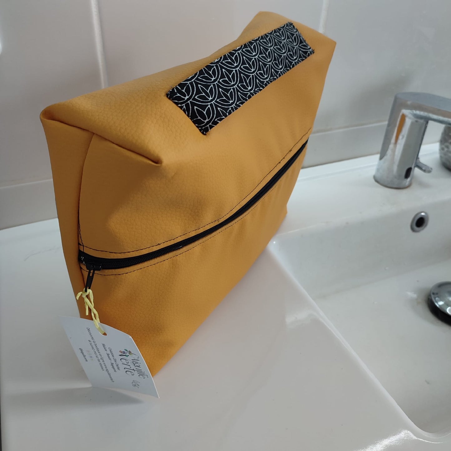 Le compromis une trousse de toilette zippée pour ranger et transporter les cosmétiques et produits de beauté en voyage