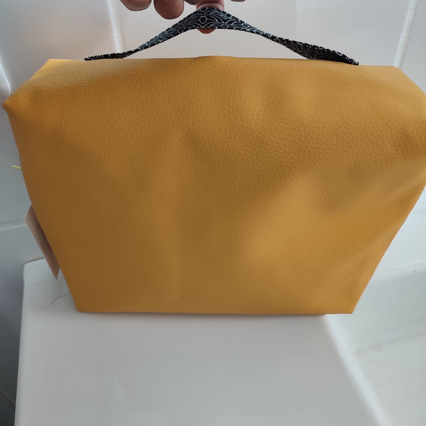 Le compromis une trousse de toilette zippée pour ranger et transporter les cosmétiques et produits de beauté en voyage