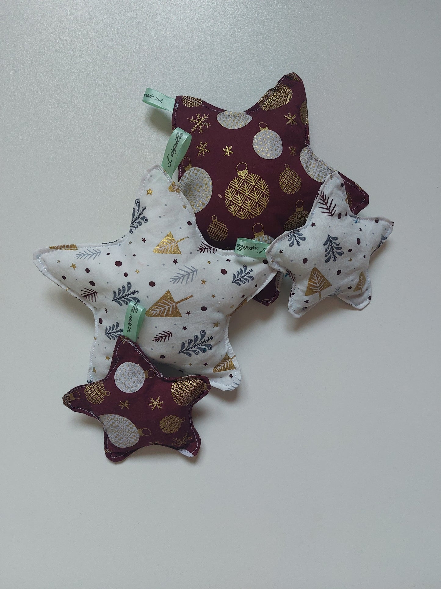 Boule de Noël upcyclée et Zéro Déchet dans votre sapin de noël - en tissu coton