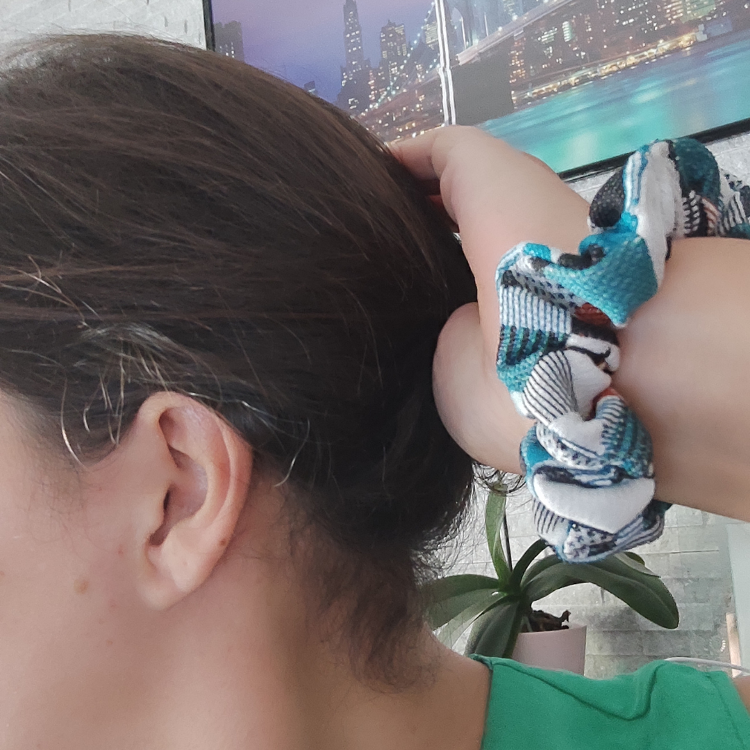 Adopte un chouchou upcyclé. Large gamme d'accessoires pour cheveux. Des Chouchous aux Bandeaux à Cheveux, pour crinière fournie ou chevelure clairsemée