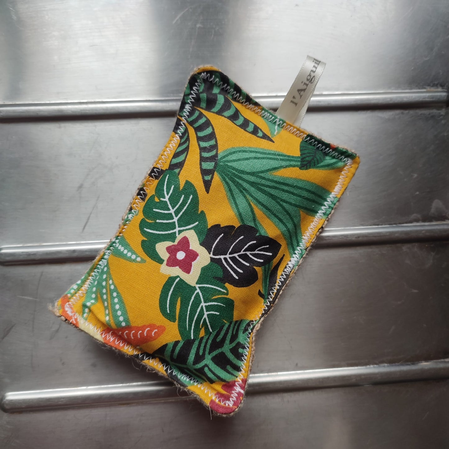 Éponges lavables et efficaces qui grattent sans rayer. Éponge grattante hygiénique et agréable à utiliser.