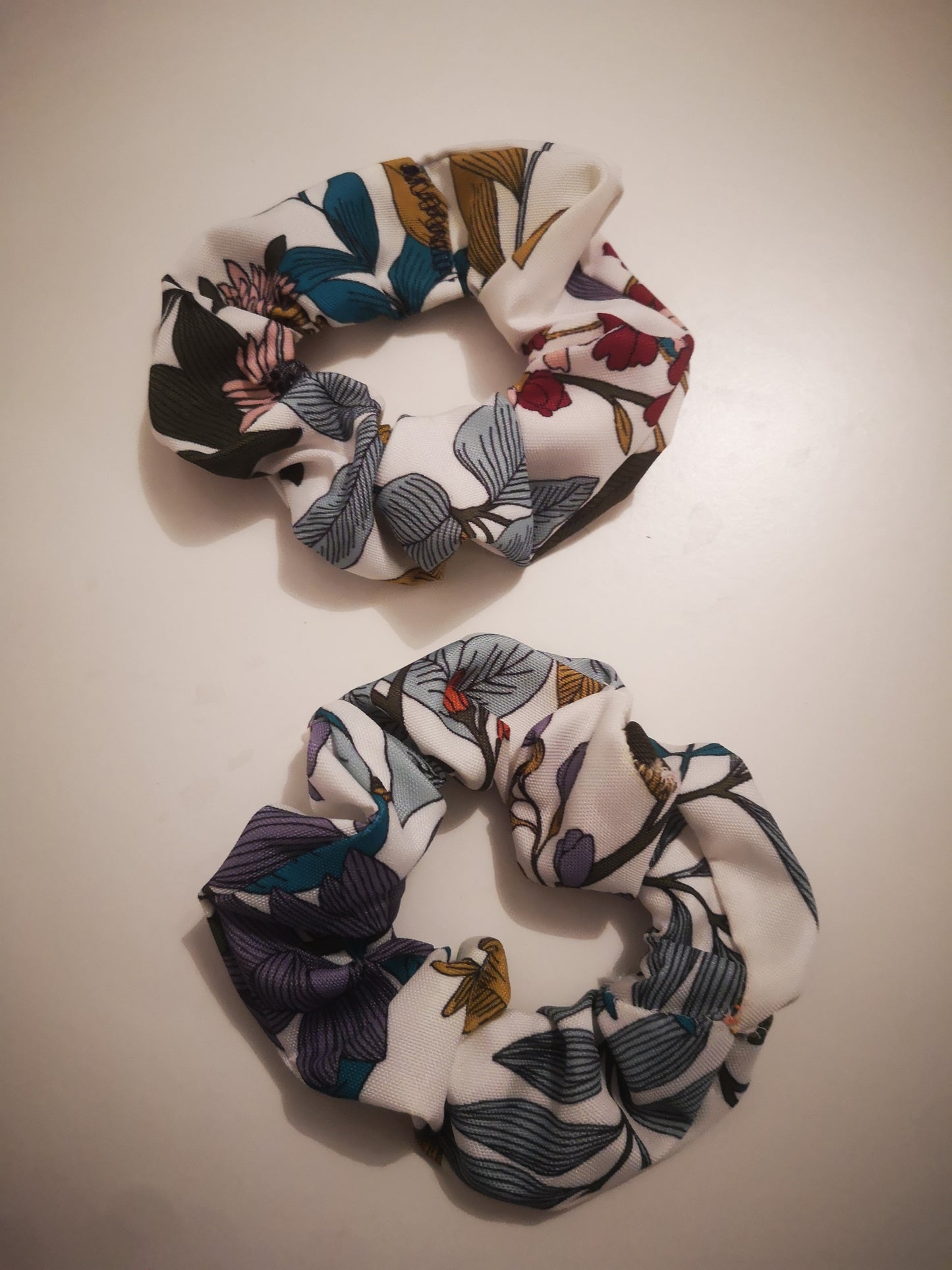 Adopte un chouchou upcyclé. Large gamme d'accessoires pour cheveux. Des Chouchous aux Bandeaux à Cheveux, pour crinière fournie ou chevelure clairsemée