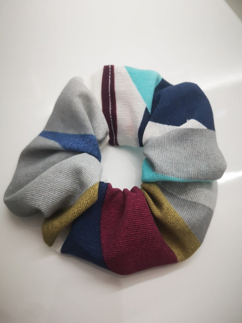 Adopte un chouchou upcyclé. Large gamme d'accessoires pour cheveux. Des Chouchous aux Bandeaux à Cheveux, pour crinière fournie ou chevelure clairsemée