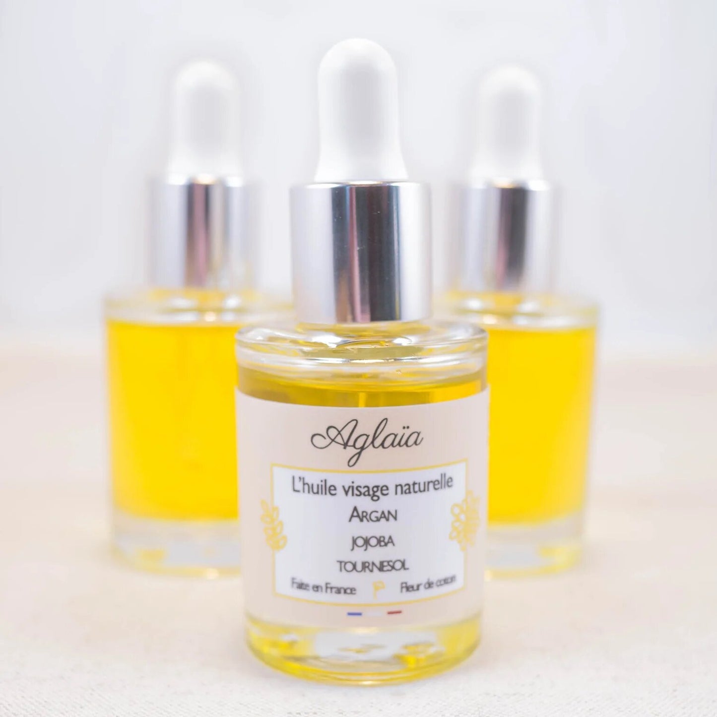 L'huile visage un soin quotidien idéal pour nourrir votre peau au naturel. 3 huiles pour une routine beauté simple et efficace.