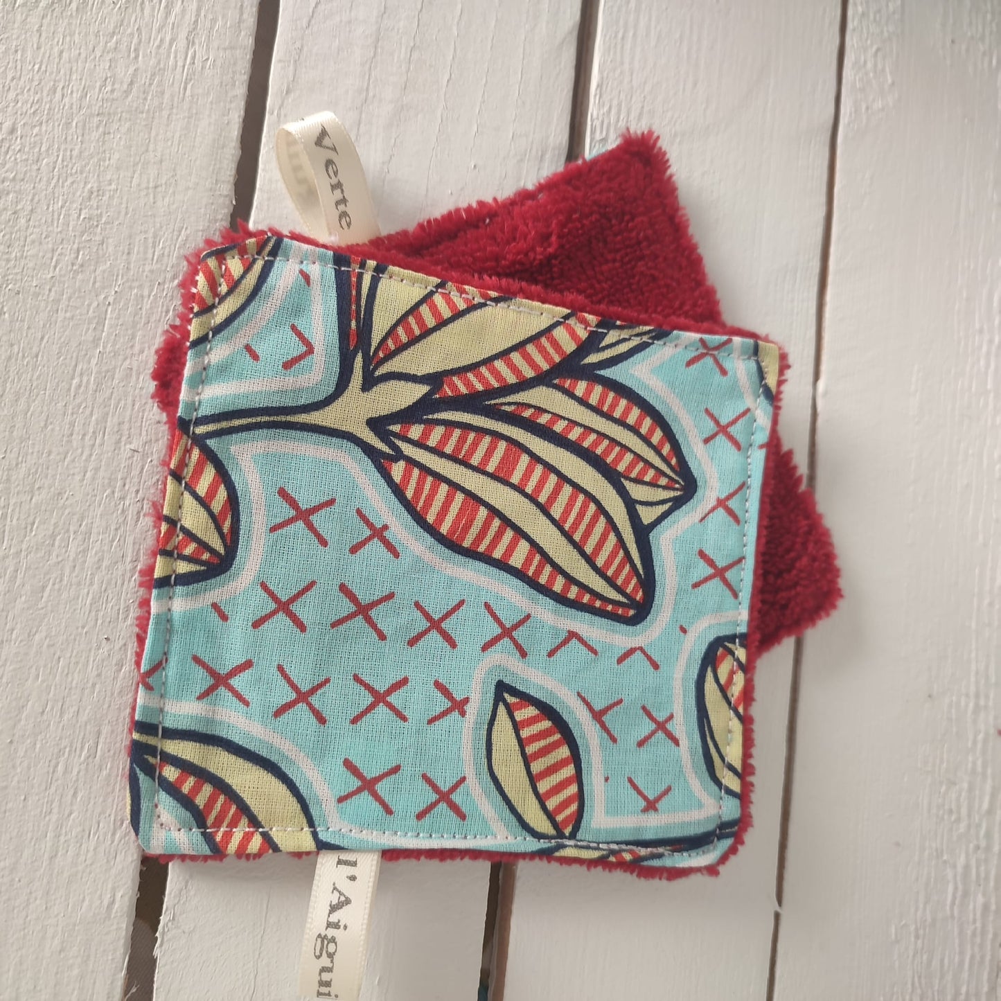 Lingette démaquillante lavable en coton démaquillant réutilisable. Des carrés démaquillants doux, écologiques et réutilisables.