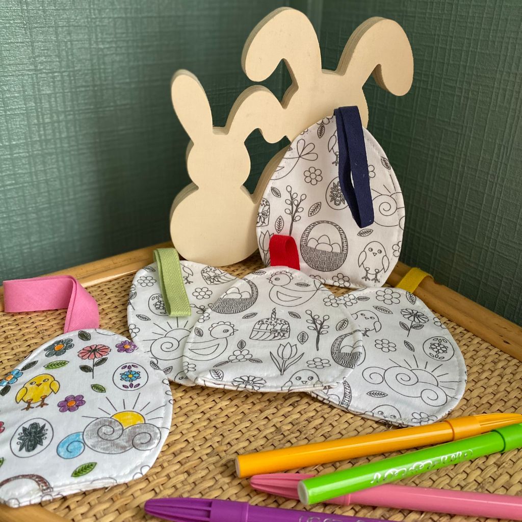 Et si on changeait du chocolat à Pâques ? Offrez à vos enfants des œufs en tissu à colorier : à cacher dans le jardin ou déco