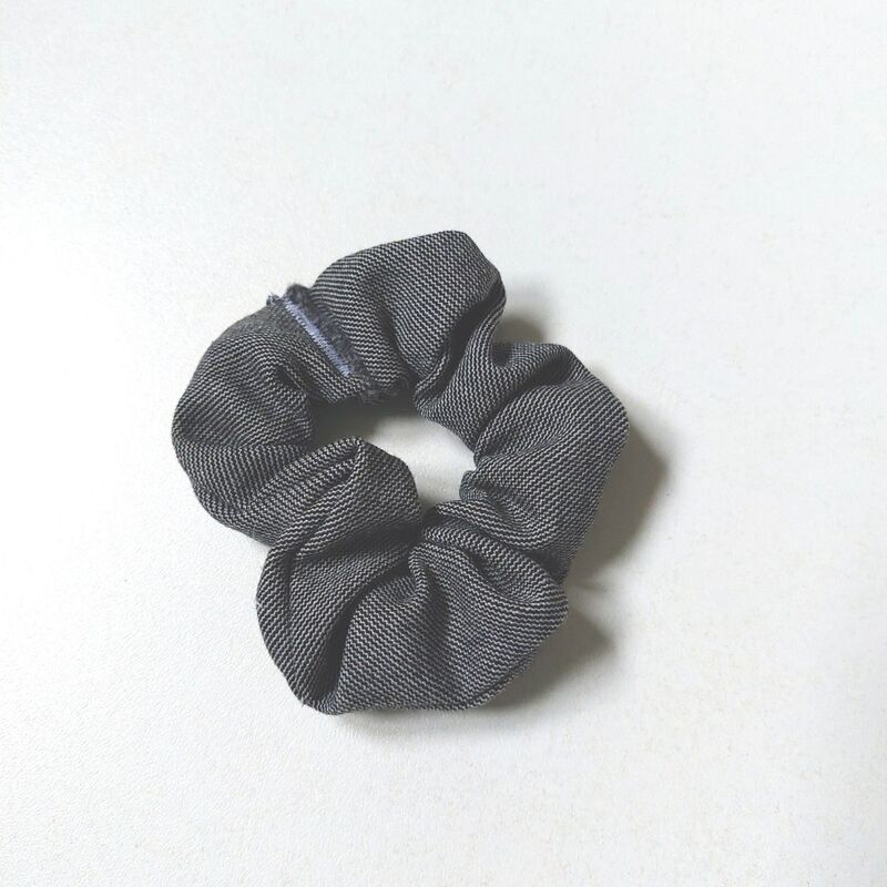 Adopte un chouchou upcyclé. Large gamme d'accessoires pour cheveux. Des Chouchous aux Bandeaux à Cheveux, pour crinière fournie ou chevelure clairsemée