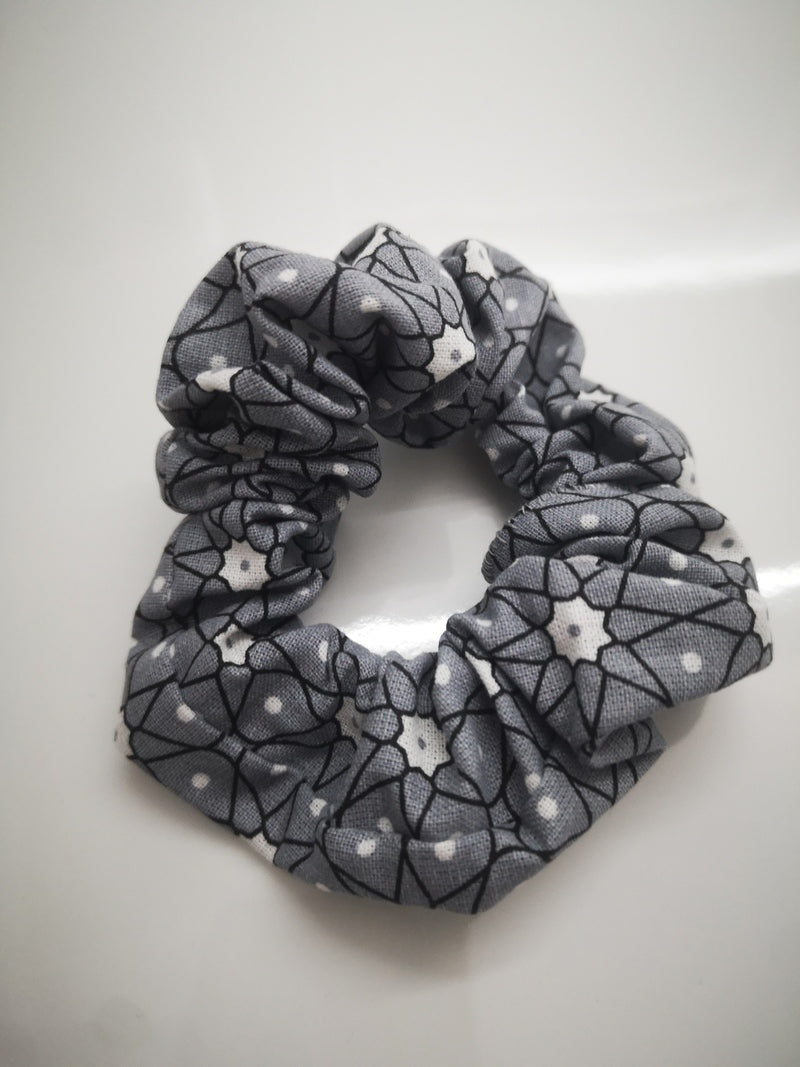 Adopte un chouchou upcyclé. Large gamme d'accessoires pour cheveux. Des Chouchous aux Bandeaux à Cheveux, pour crinière fournie ou chevelure clairsemée