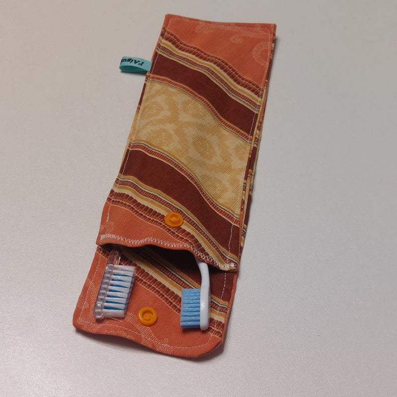 L'étui à brosse à dents pour emporter votre brosse à dents en week-end sans mouiller votre trousse de toilette.