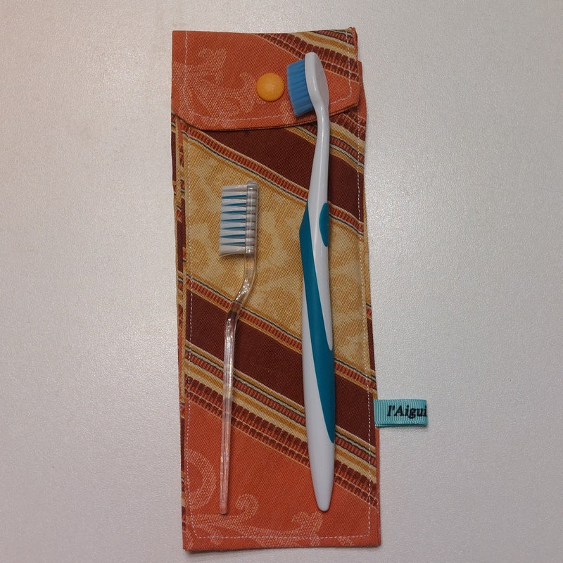 L'étui à brosse à dents pour emporter votre brosse à dents en week-end sans mouiller votre trousse de toilette.