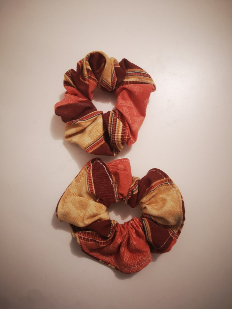 Adopte un chouchou upcyclé. Large gamme d'accessoires pour cheveux. Des Chouchous aux Bandeaux à Cheveux, pour crinière fournie ou chevelure clairsemée