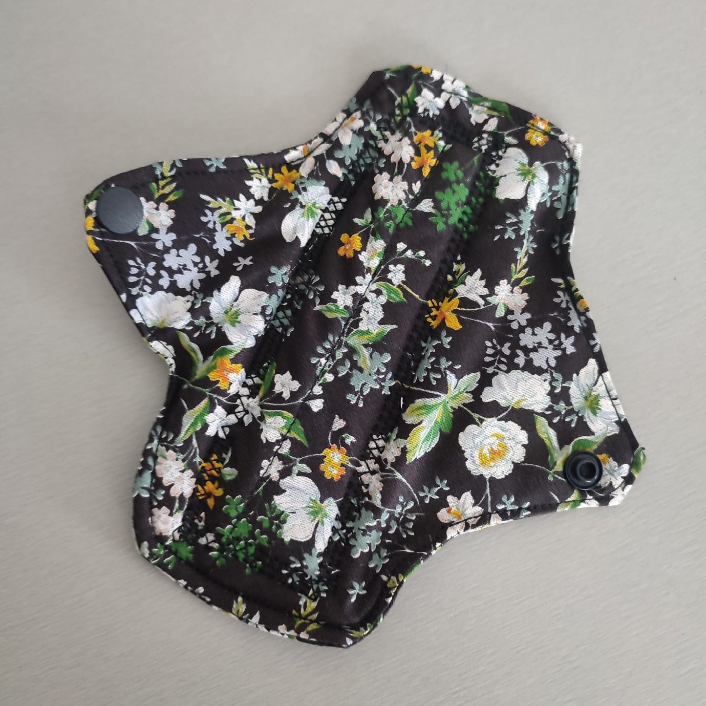 Serviette hygiénique lavable pour des jours de règles sereines et qui prennent soin de la planète. SHL flux abondant pour plusieurs années de tranquillité